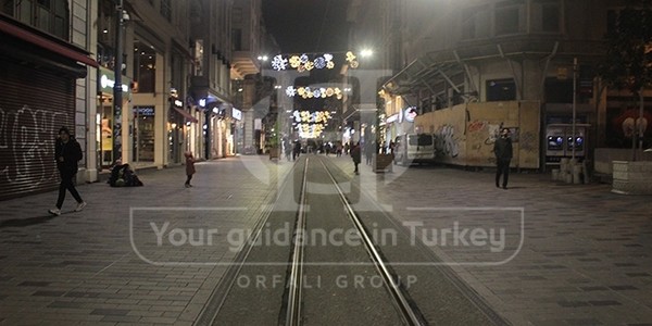 ميادين اسطنبول خالية من البشر
